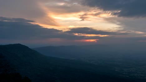 Timelapse-del-amanecer-en-el-bosque-tropical-y-el-paisaje-de-montaña,-lapso-de-tiempo-de-4K