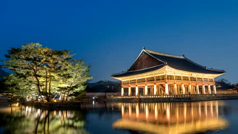 Kyeonghoe-ru-pavilion-in-Gyeongbokgung-Palace-timelapse,-Seoul,-South-Korea,-4K-time-lapse