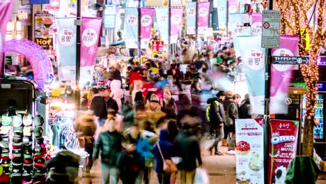 Zeitraffer-der-Myeongdong-Einkaufsmeile.-Voll-und-laut-Menschen,-Hawker-und-Shopper.-Engen-Schuss.