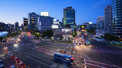 Lapso-de-tiempo-del-tráfico-en-la-ciudad-de-Seúl-y-Namdaemun-puerta,-Corea-del-sur