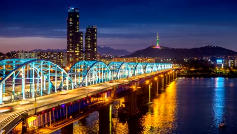 Time-lapse-of-downtown-cityscape-at-Dongjak-Bridge-and-Seoul-tower-over-Han-river-in-Seoul,-South-Korea.