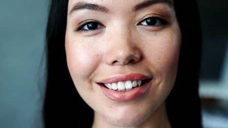 Close-up-of-a-cheerful-young-woman-smiling