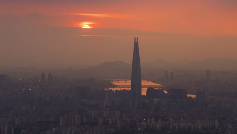 Timelapse-anochecer-de-la-ciudad-de-Seúl,-Korea.Zoom-del-sur-en