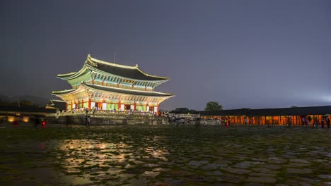 Zeitraffer-von-Touristen-schwärmen-durch-Gyeongbokgung-Palast-in-Seoul-City,-South-Korea.Zoom