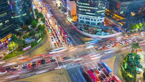 Heranzoomen.-Timelapse-Verkehr-nachts-im-Gangnam-Stadt-Seoul,-South-Korea