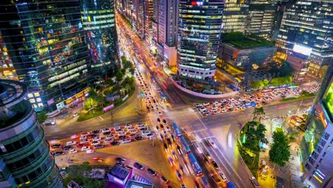 Timelapse-de-tráfico-por-la-noche-en-Gangnam-ciudad-Seúl,-Korea.Zoom-de-sur-a