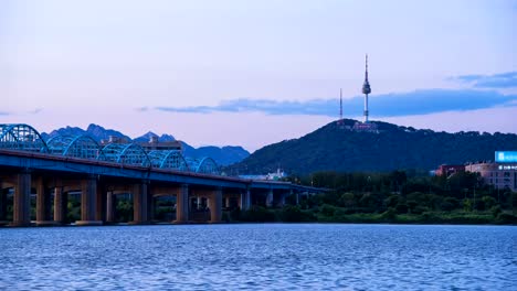 Seoul-City-von-Tag-zu-Nacht,-Zeit-verfallen.-Dongjak-Brücke-in-Seoul,-Südkorea