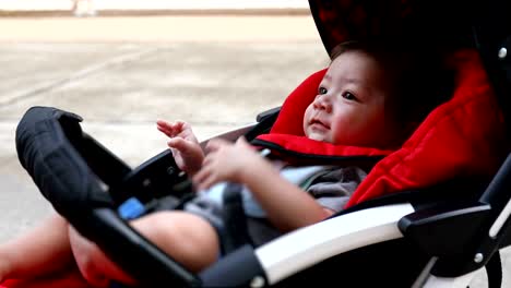 niño-niño-riendo-feliz-en-asiento-de-carro-cochecito-bebé