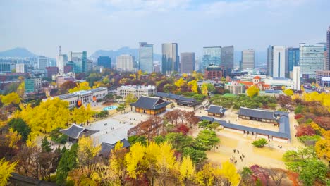 Otoño-de-timelapse-de-Deoksugung-Palacio-Real-y-Ayuntamiento-de-Seoul-en-Seúl,-Corea-del-sur.