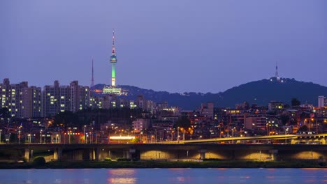 Lapso-de-tiempo-en-la-ciudad-de-Seúl-y-la-montaña-Namsan,-Korea.zoom-de-sur-a