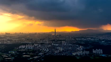 Lapso-de-tiempo-del-paisaje-urbano-en-Seúl-con-cielo-azul-y-la-torre-de-Seúl,-Corea-del-sur.