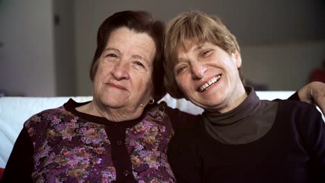 Familienfoto:-ältere-Mutter-mit-Reife-Tochter-lachen