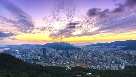 4K.-Día-de-lapso-de-tiempo-al-paisaje-de-ciudad-noche-vista-aérea-de-Busan-Corea-del-sur