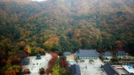 Otoño-de-vista-aérea-de-la-estatua-de-Buda-en-templo,-Seúl-Corea