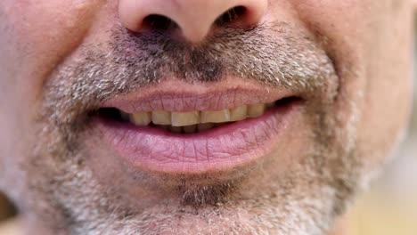 Nahaufnahme-des-Lächelns-Zähne-des-mittleren-Alter-Mann