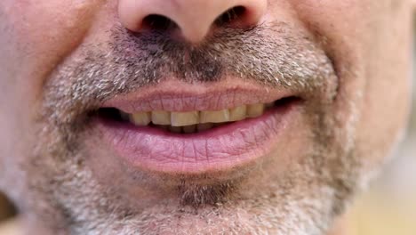 Close-Up-de-sonreír-los-dientes-del-hombre-de-la-edad-media