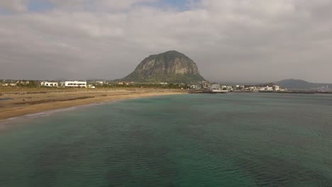 Smaragdmeer-Landschaft-der-Insel-jeju