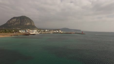 Smaragdmeer-Landschaft-der-Insel-jeju