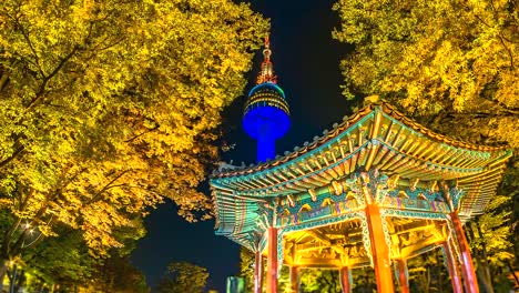 4K,-Time-Lapse-Ansicht-der-Seoul-Tower-im-Herbst-bei-Nacht-Wahrzeichen-der-Stadt-Seoul-Südkorea