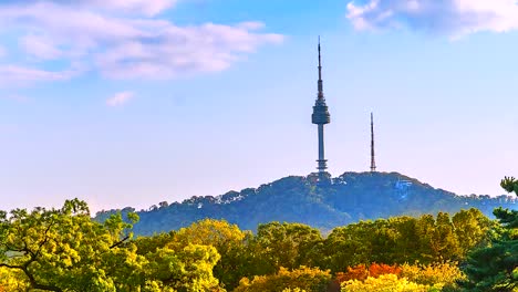 4K-Time-Lapse-Ansicht-der-Seoul-Tower-im-Herbst-Wahrzeichen-der-Stadt-Seoul-Südkorea