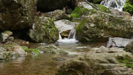 Corriente-de-Gyeongju,-Corea,-Danseoksan,-correr-sobre-las-rocas-cubiertas-de-musgo