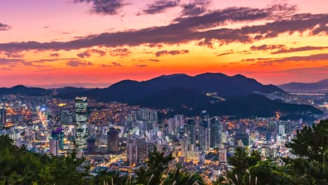 4K.-Zeitraffer-Tages-,-Nacht-Aerial-View-von-Busan-Großstadt-Cityscape-Südkorea