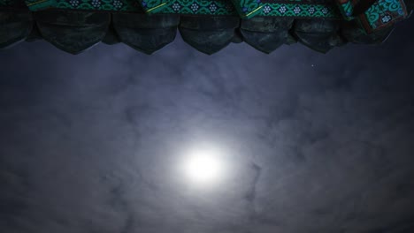 Nacht-Szene-der-Tempel-Traufe-mit-Mond-und-Wolken