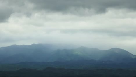 Hermosas-nubes-moviéndose-sobre-la-montaña-en-asia