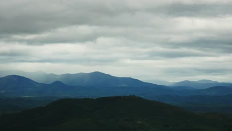 Hermosas-nubes-moviéndose-sobre-la-montaña-en-asia