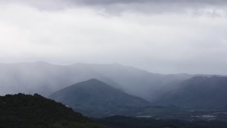 Schöne-Wolken-über-den-Berg-in-Asien