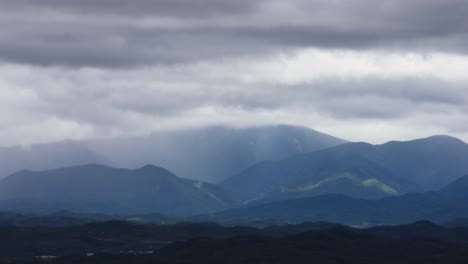 Schöne-Wolken-über-den-Berg-in-Asien