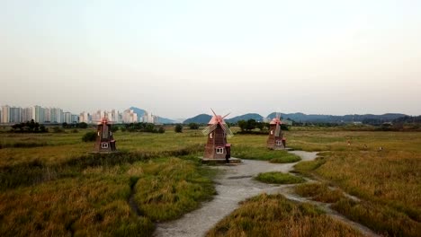 Antenne,-Nahaufnahme,-fliegen-neben-hölzerne-Windmühle-bei-Incheon-Seoul,-South-Korea