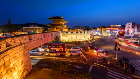 Tráfico-de-timelapse-de-Suwon-Changanmun-puerta-de-la-fortaleza-de-Hwaseong-en-Suwon,-Corea-del-sur.