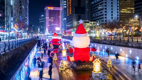 Timelapse-Cheonggyecheon-Stream,-Menschen-zu-Fuß-auf-schönen-Weihnachtslicht-in-der-Nacht-in-Seoul,-Südkorea,-4K-Zeitraffer