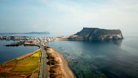 Luftbild-Sonnenaufgang-am-Seongsan-Ilchulbong,-Insel-Jeju,-Südkorea