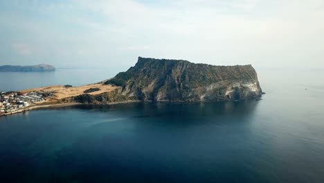 Luftbild-Sonnenaufgang-am-Seongsan-Ilchulbong,-Insel-Jeju,-Südkorea