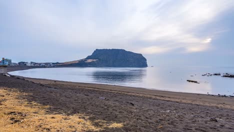 Amanecer-en-Seongsan-Ilchulbong,-isla-de-Jeju,-Corea-del-sur