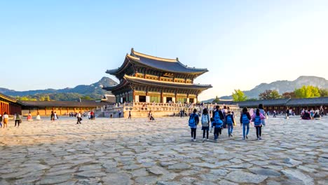 Hiper-lapso-de-turistas-pululando-por-Palacio-de-Gyeongbokgung-en-Seúl,-Corea-del-sur