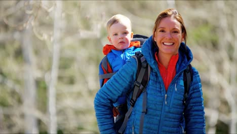 Porträt-kaukasischen-Mutter-Natur-jungen-Sohn-Babytrage