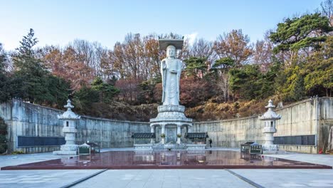 Vídeo-timelapse-de-la-gran-Buda-en-templo-de-Bongeunsa,-lapso-de-tiempo-de-Seúl,-Corea-del-sur-4K