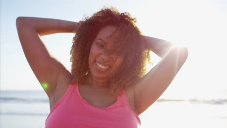 Porträt-des-afroamerikanischen-Frauen-entspannen-bei-Sonnenuntergang