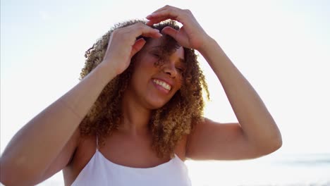 Porträt-des-afroamerikanischen-Frau-in-der-Sonne-flare