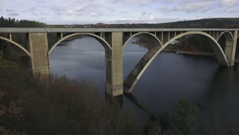 Konkrete-Brücke-über-den-Fluss.-Brücke-Architektur-von-außen-über-den-Fluss.