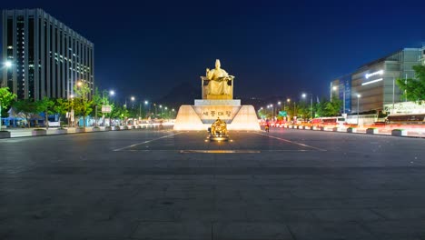 Die-Statue-von-König-Sejong-in-der-Nacht-in-Seoul,-Südkorea.-4k-Zeitraffer