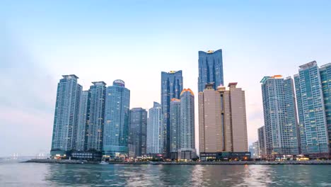 Día-de-skyline-de-la-ciudad-de-Busan-Marina-a-noche-timelapse,-lapso-de-tiempo-de-4K-de-Corea-del-sur