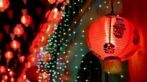 Linternas-del-año-nuevo-chino-en-chinatown,-bendición-texto-significan-tener-riqueza-y-feliz