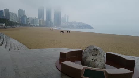 Playa-de-Haeundae-de-invierno-nublado-lluvioso