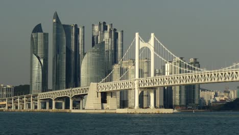 Busan,-Südkorea.-Pannnig-Schuss-von-GwangAn-Brücke-und-Wolkenkratzern-in-Stadt-Zentrum-von-Busan.-4K,-UHD