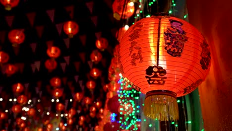 Linternas-del-año-nuevo-chino-en-chinatown,-bendición-texto-significan-tener-riqueza-y-feliz