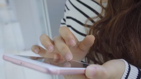 Young-Woman-use-of-mobile-phone